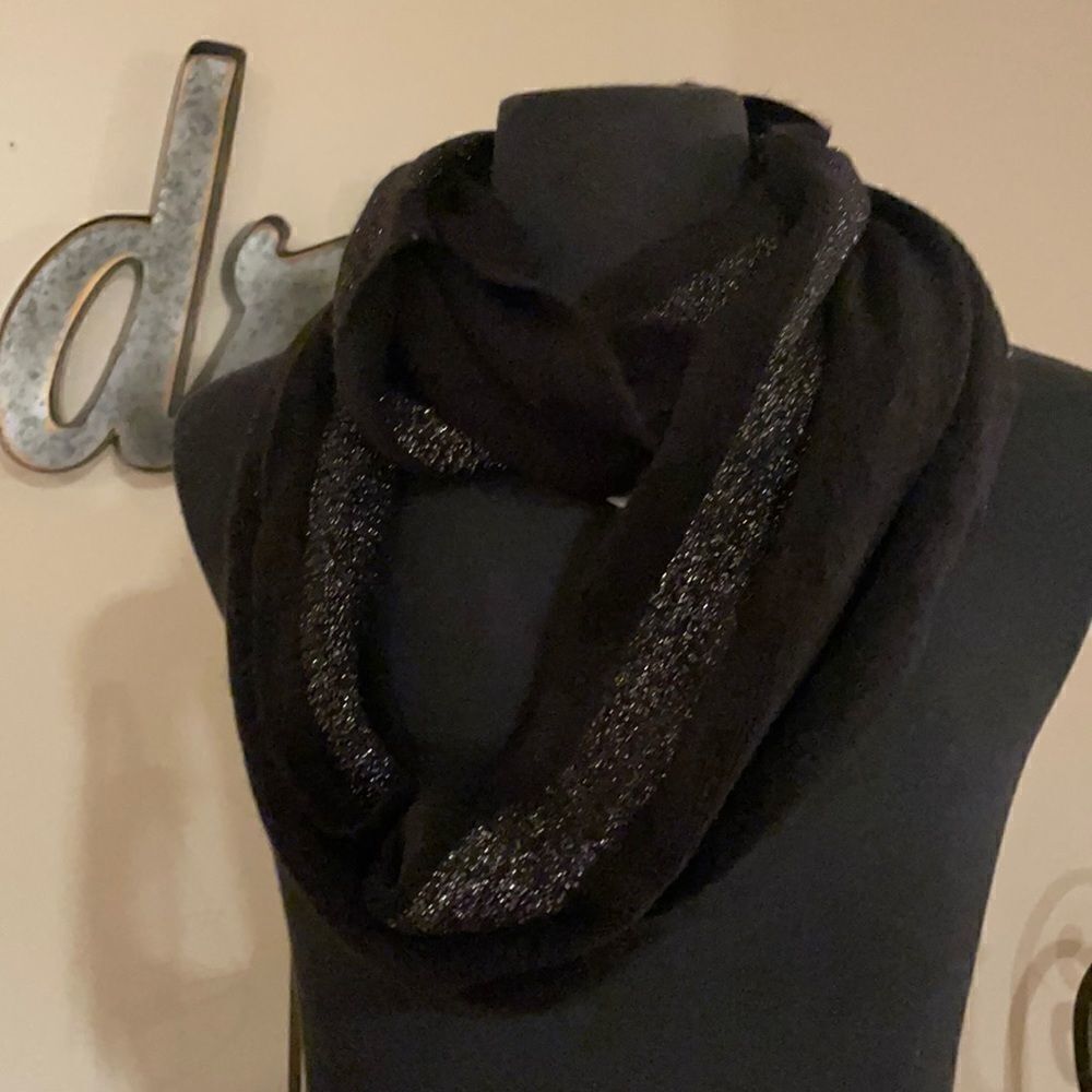 Infinity Loop scarf by Calvin Klein - Picture 2 of 7